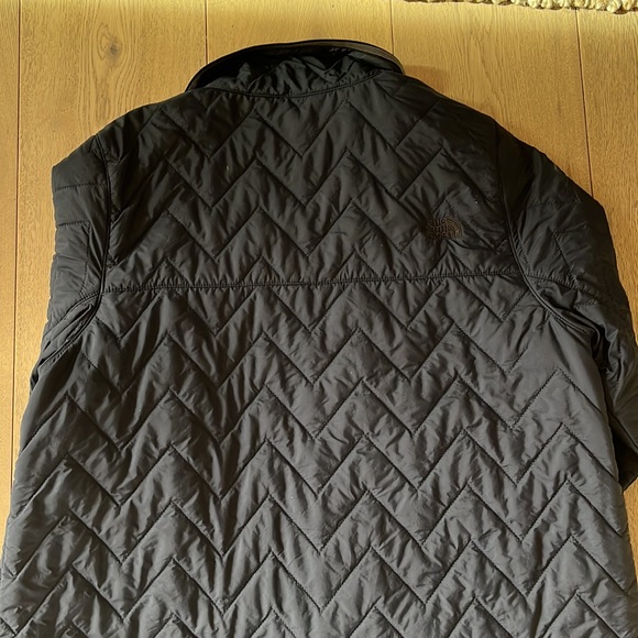 The North Face navy jacket. Women size large - Picture 6 of 9